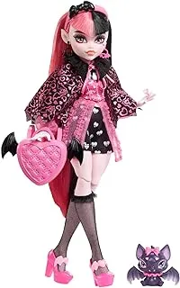 دمية Monster High Draculaura Fashion ذات الشعر الوردي والأسود والمظهر المميز والإكسسوارات ومضرب الحيوانات الأليفة