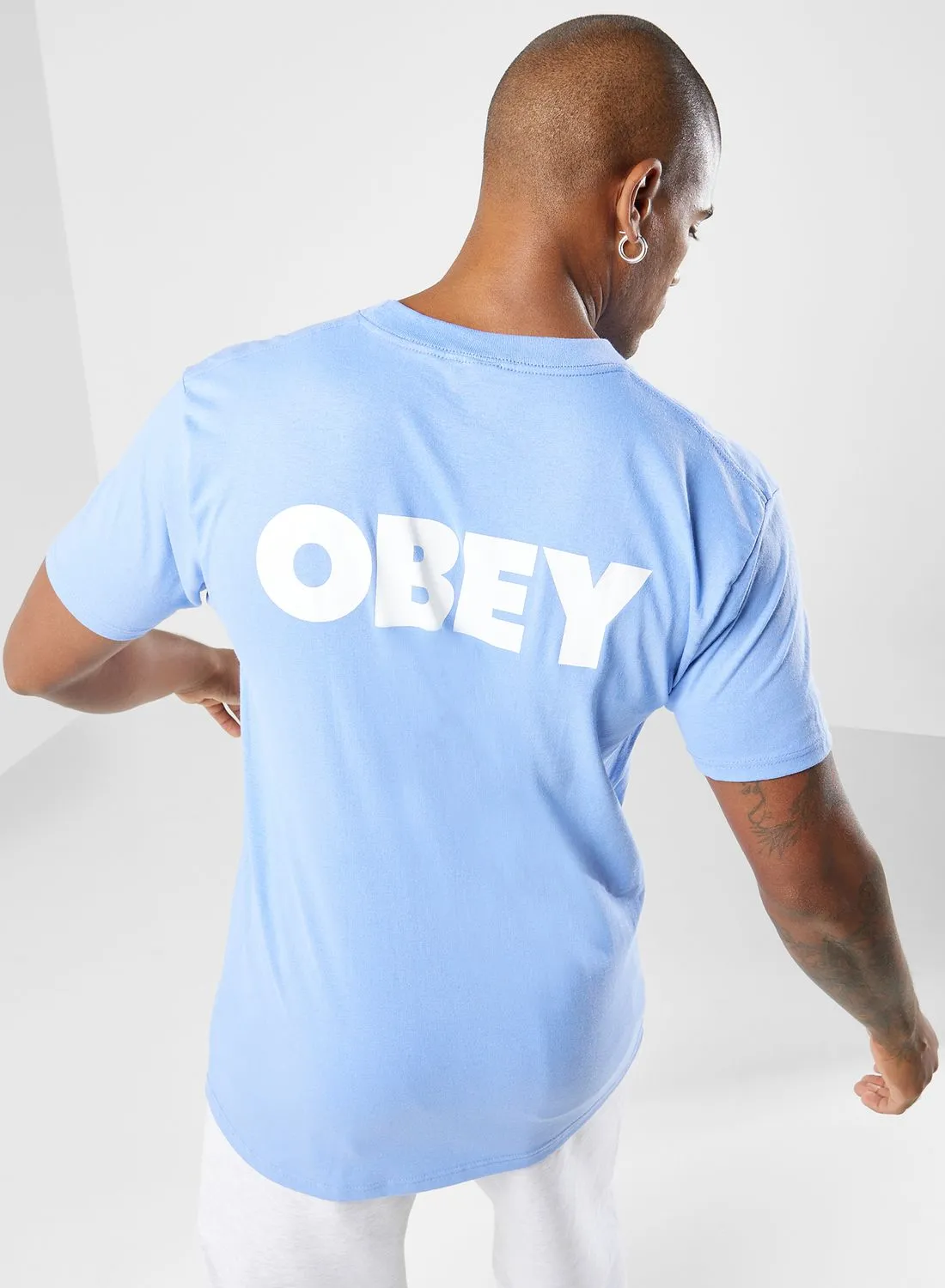 OBEY تي شيرت جريء