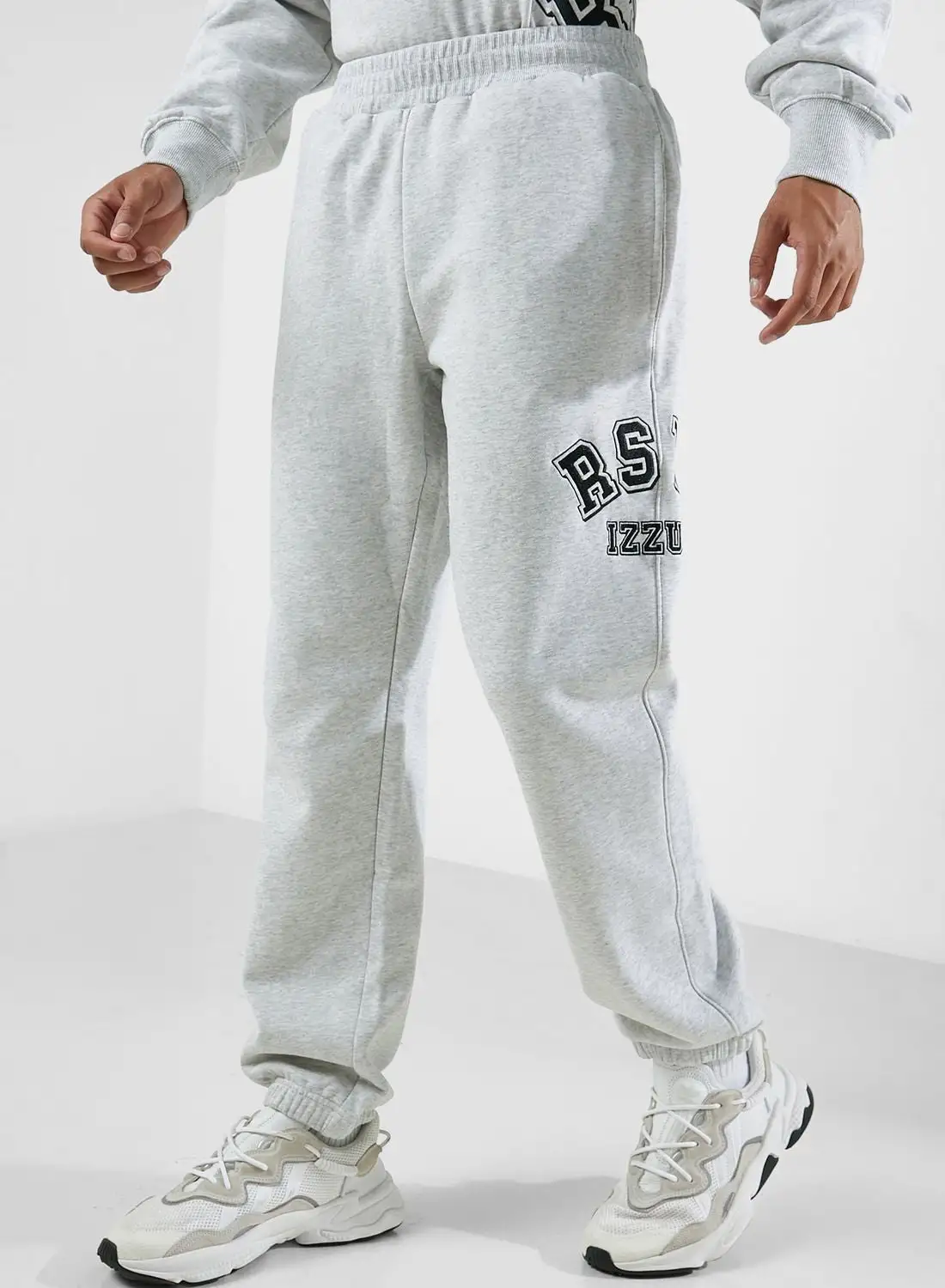 izzue Embroid Reserved Sweatpants