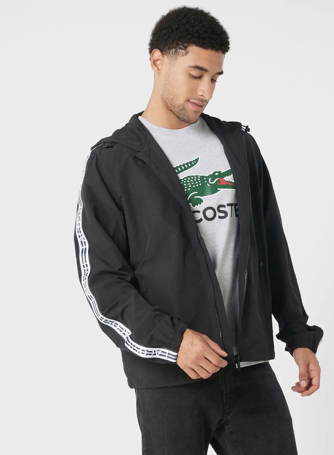 سترة تحمل شعار LACOSTE بسحاب