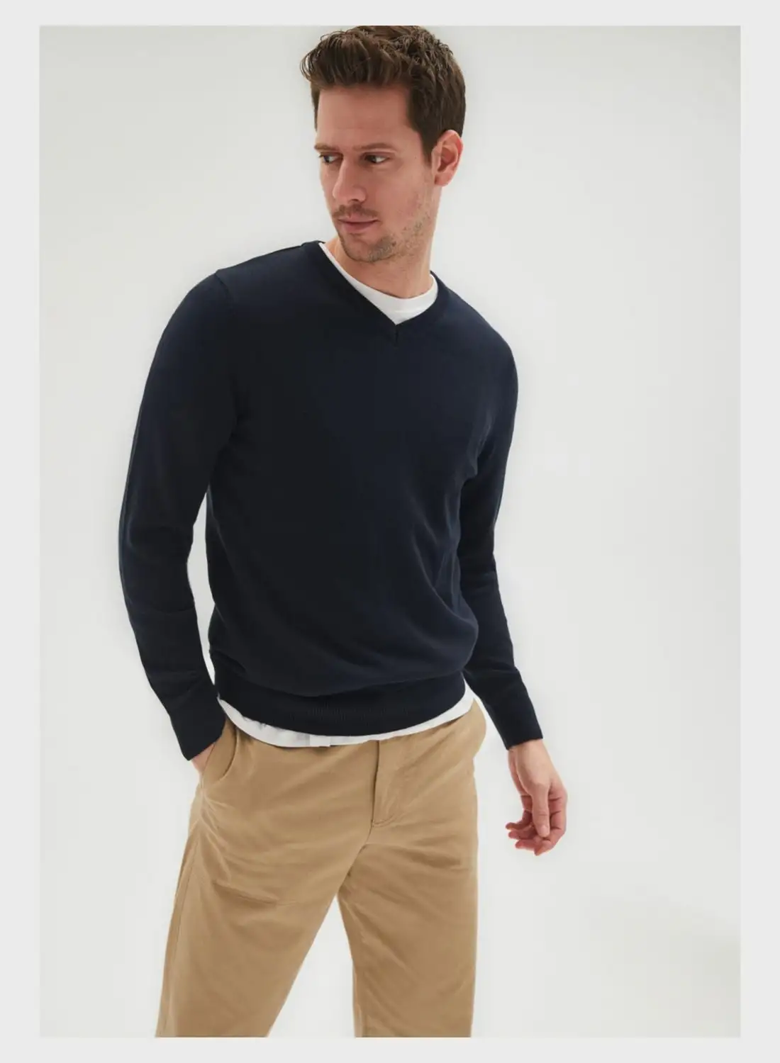 JUNE Essential V-Neck Sweater