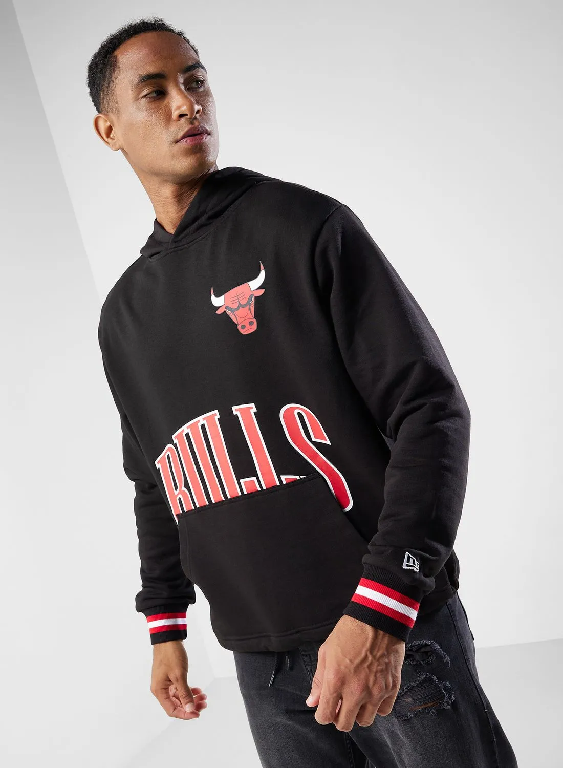 سترة بغطاء رأس كبيرة الحجم برسوم جرافيك Chicago Bulls من NEW ERA