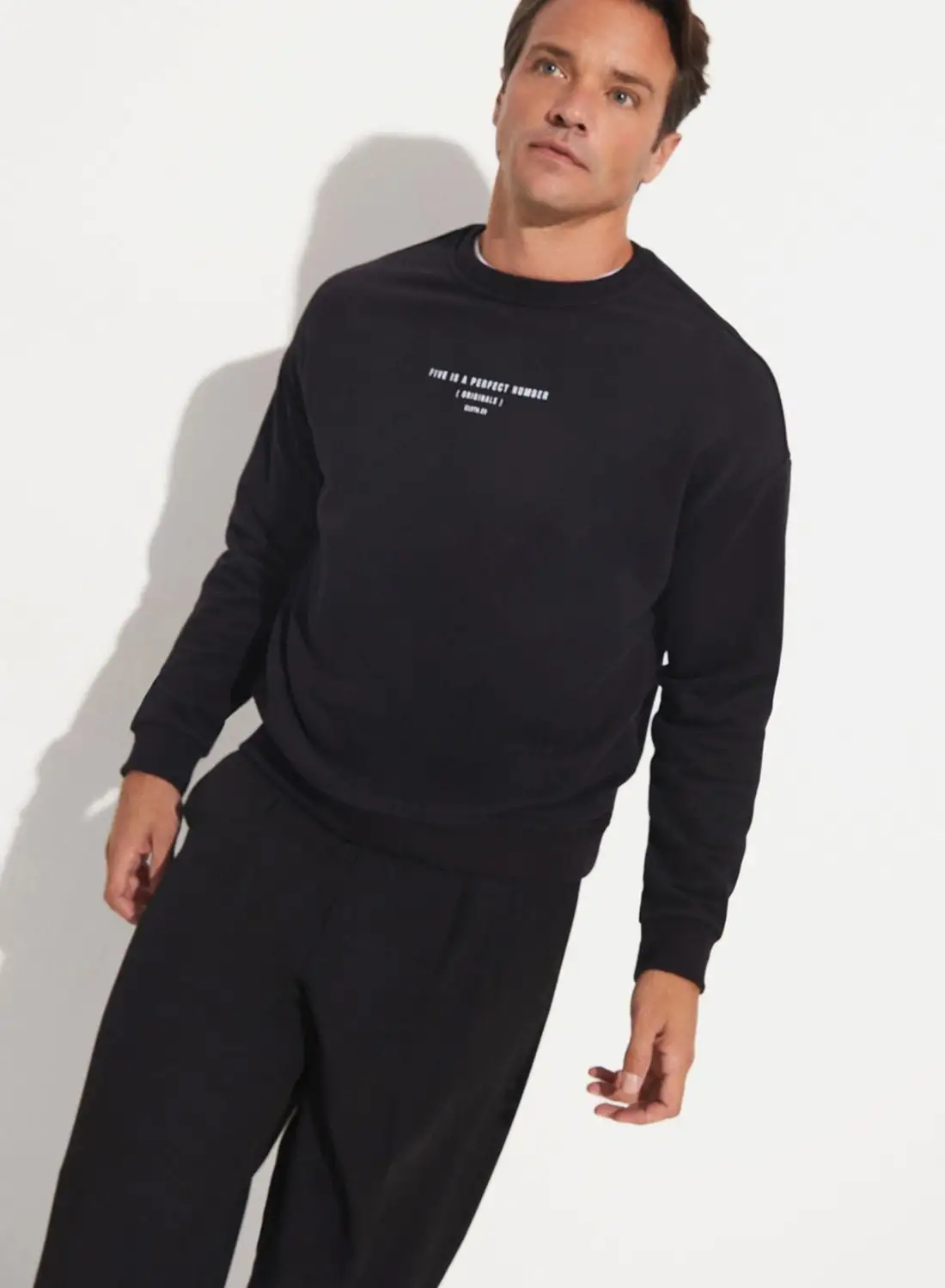 JUNE Essential Crew Neck Sweatshirt