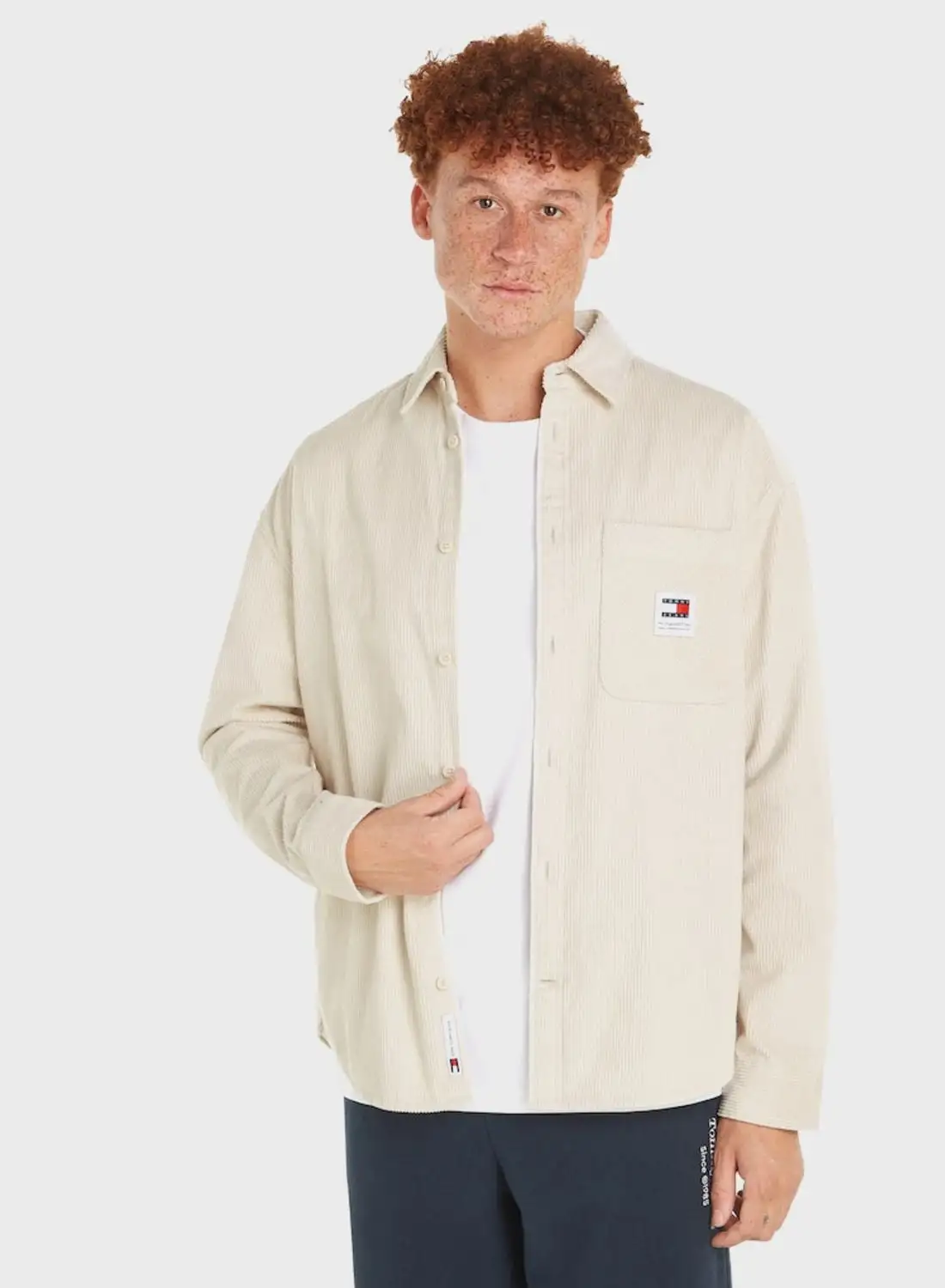 قميص بقصة عادية يحمل شعار TOMMY JEANS