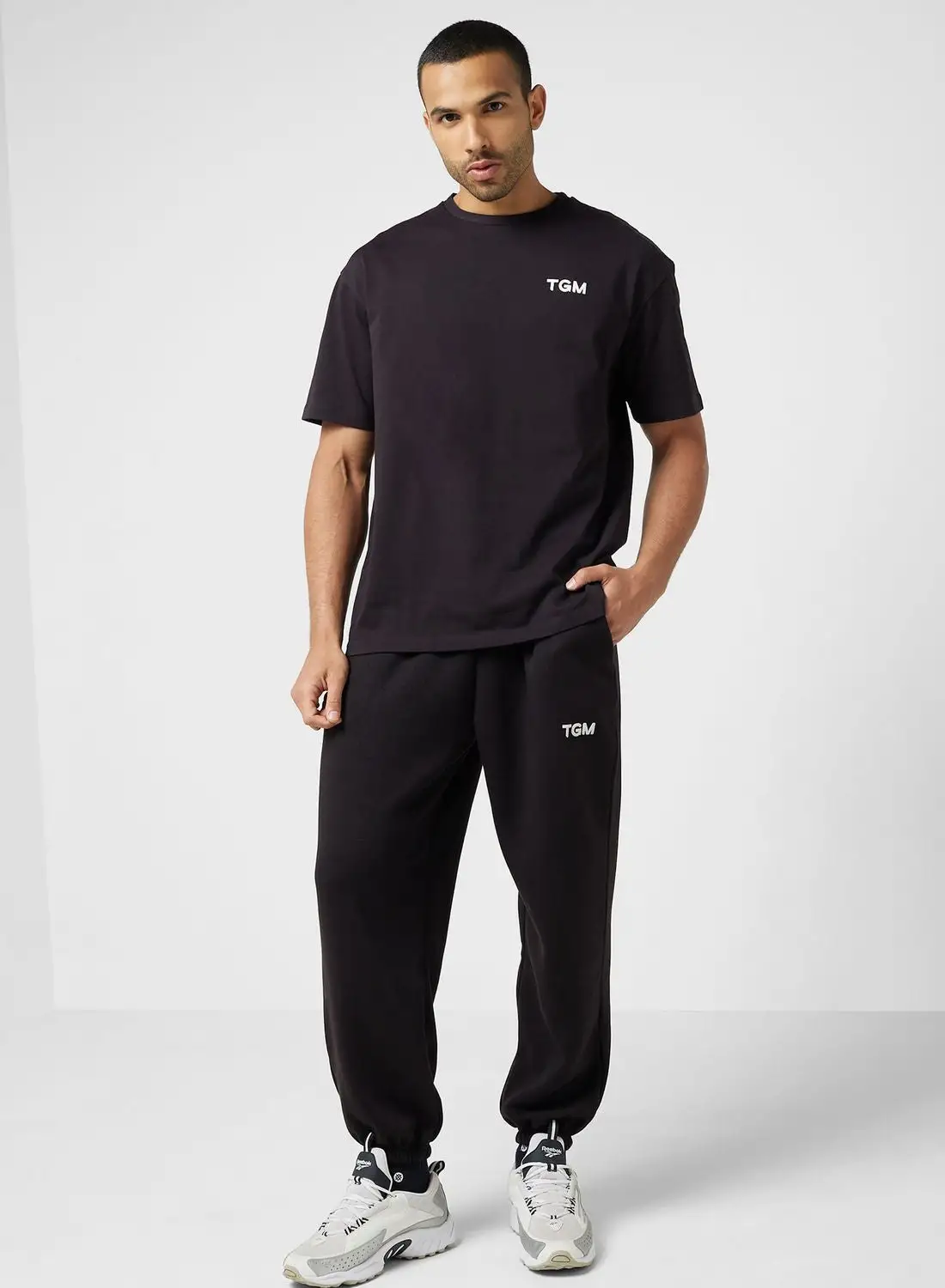 حركة العطاء Sweatpants المتضخم