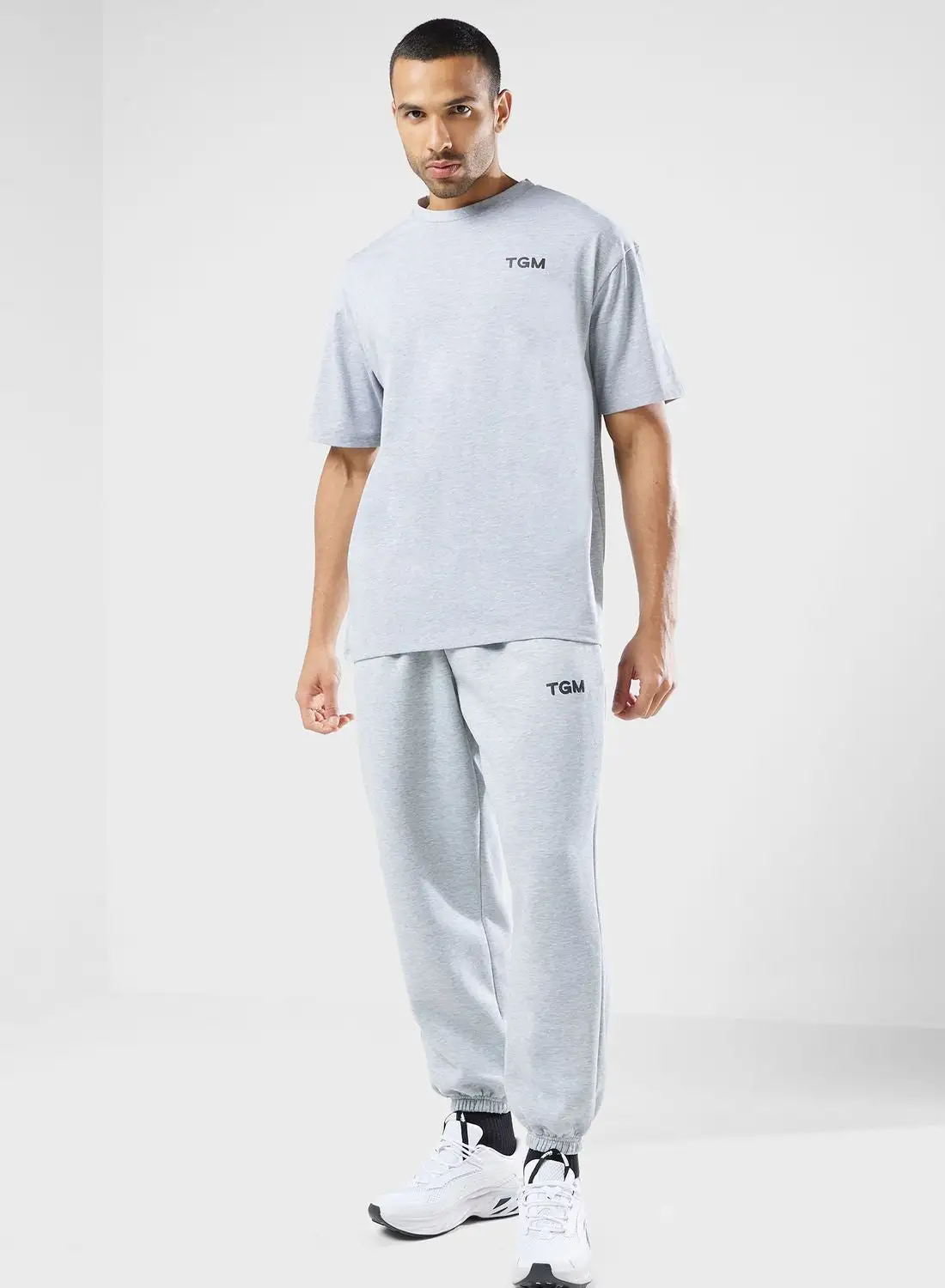 حركة العطاء Sweatpants المتضخم