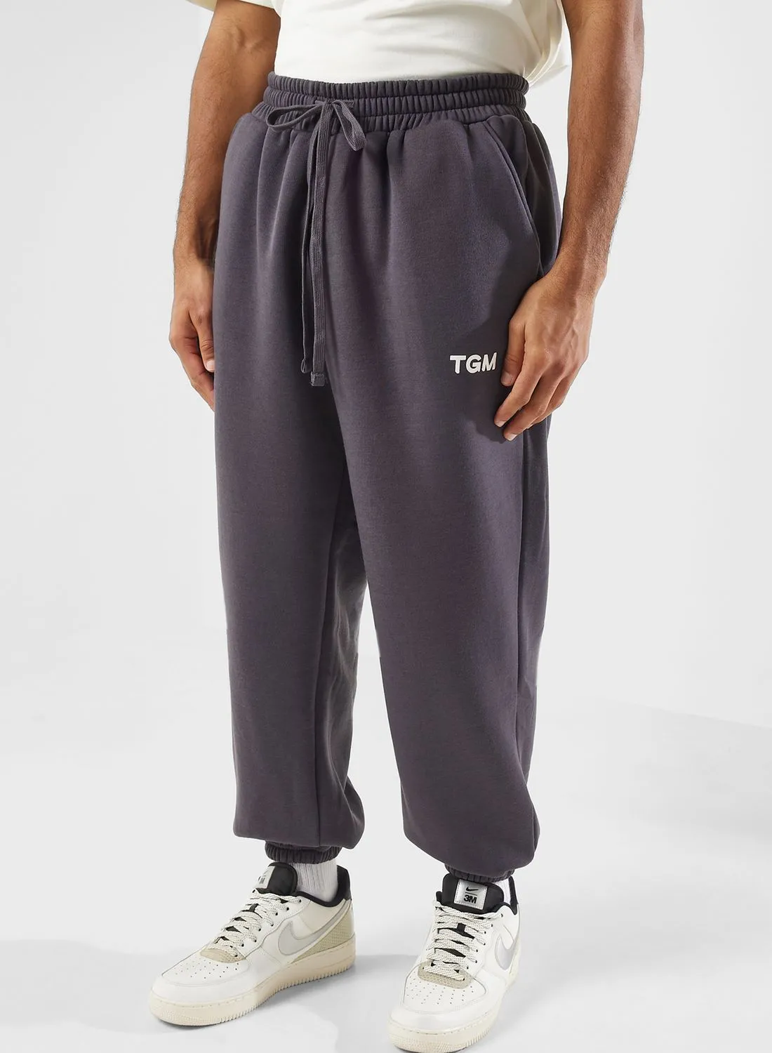 حركة العطاء Sweatpants المتضخم