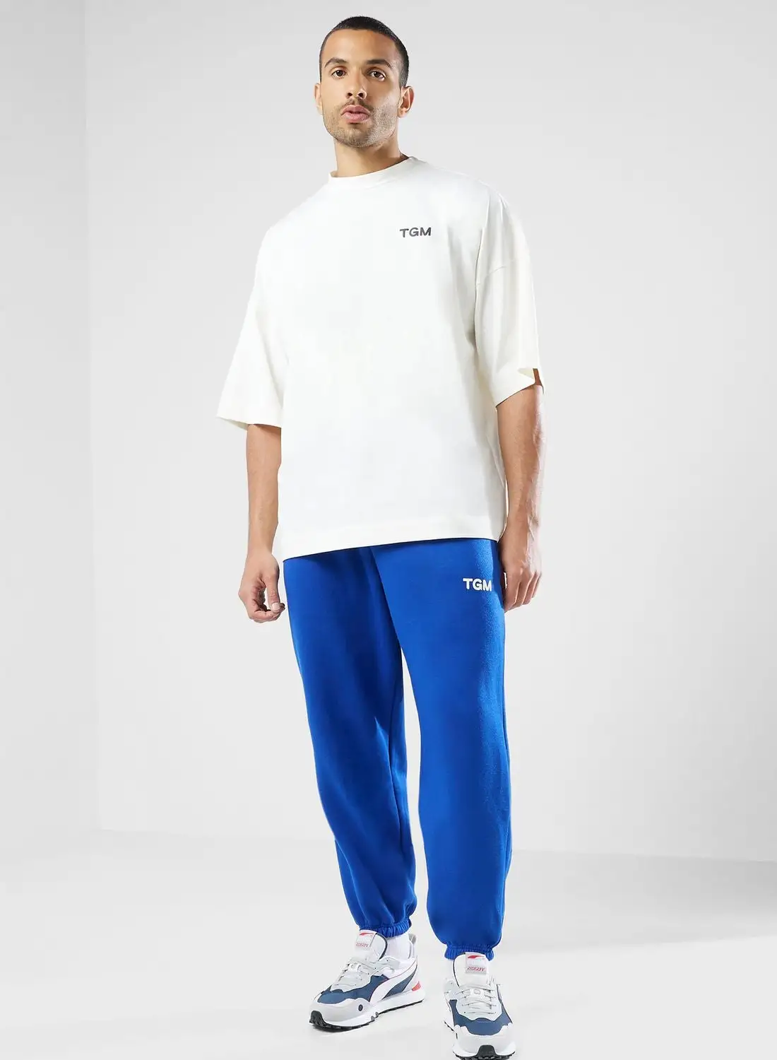 حركة العطاء Sweatpants المتضخم