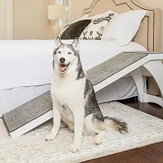 PetSafe CozyUp Bed Ramp - إطار خشبي متين يدعم ما يصل إلى 120 رطلاً - منحدر خشبي للأثاث للحيوانات الأليفة مع لمسة نهائية بيضاء - سطح سجاد عالي الجر - رائع للكلاب والقطط الأكبر سنًا