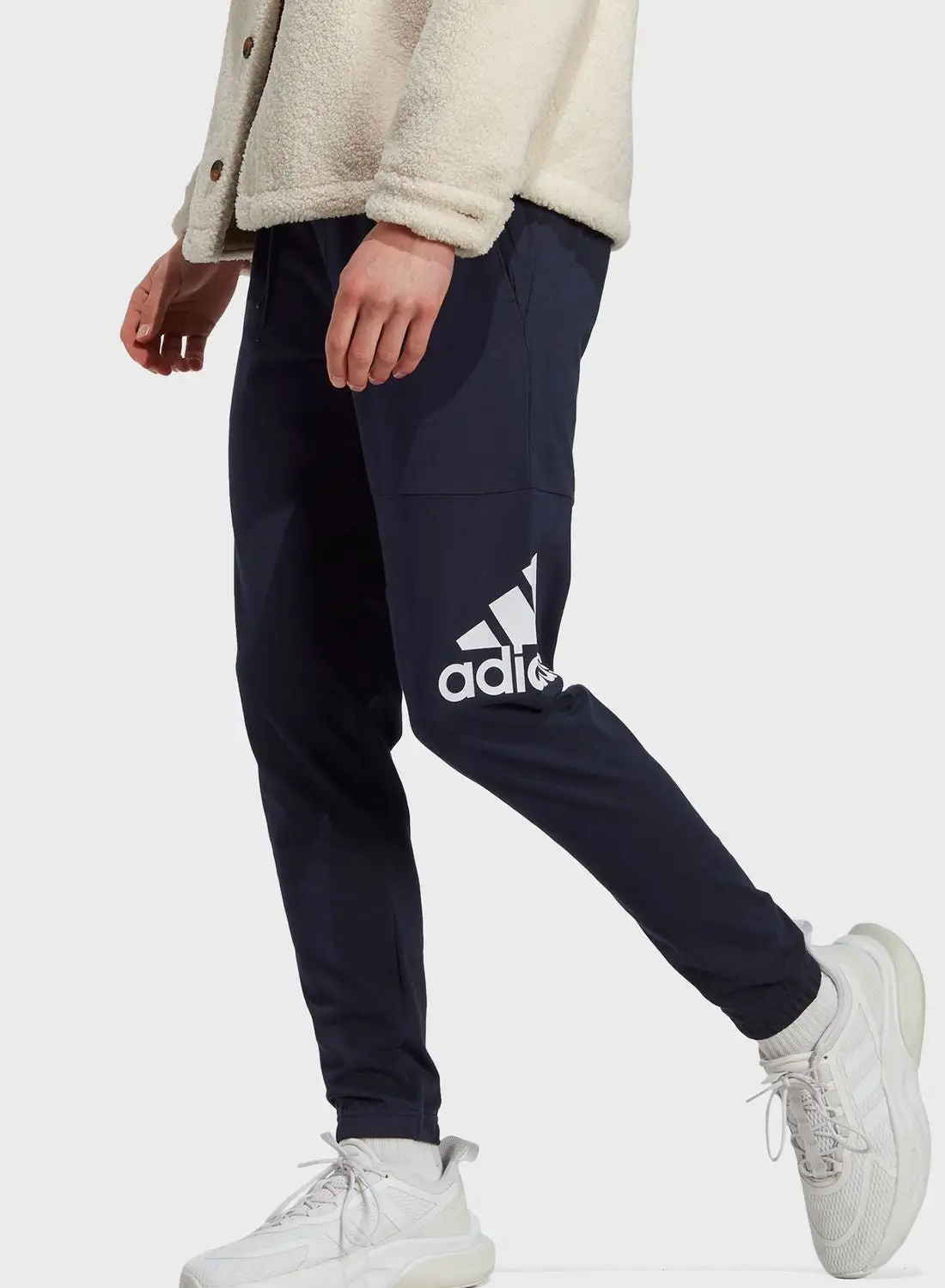 بنطال رياضي مدبب بشعار Adidas Essential