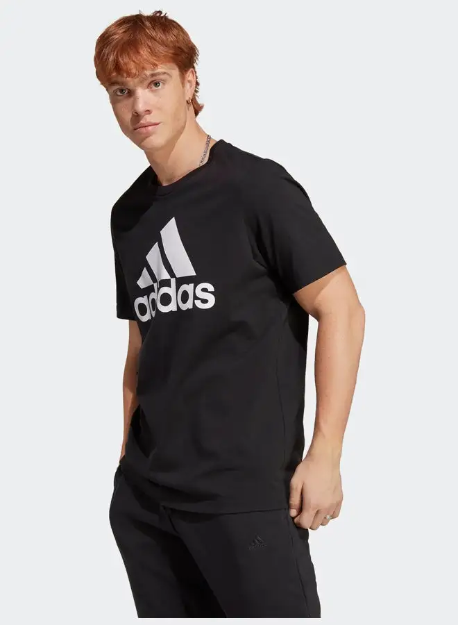 تي شيرت Adidas Essentials ذو شعار كبير من الجيرسيه