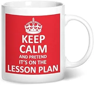 كوب مطبوع عليه Keep Calm and Pretend It's On The Lesson Plan باللون الأحمر