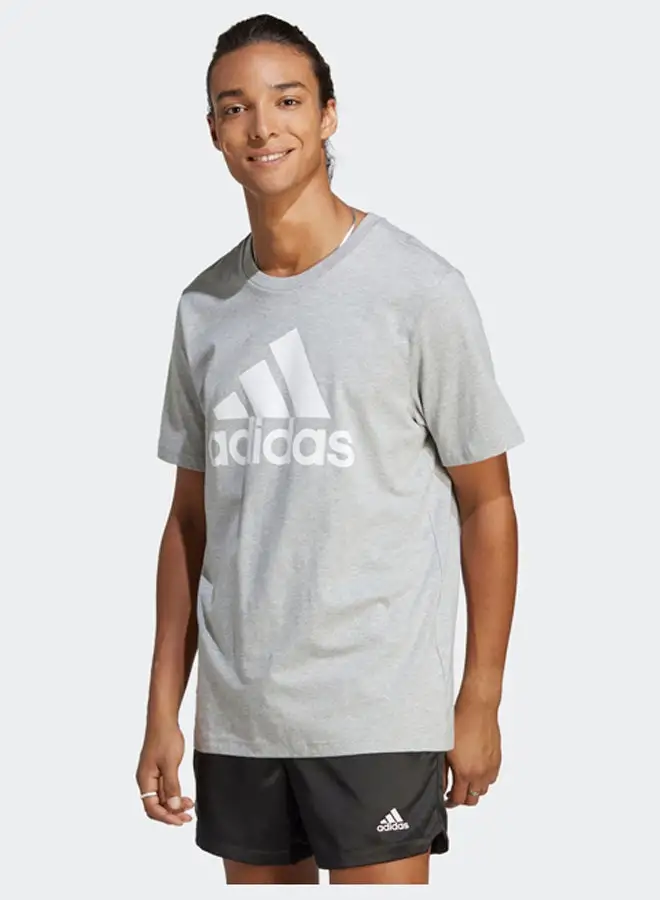 تي شيرت Adidas Essentials ذو شعار كبير من الجيرسيه