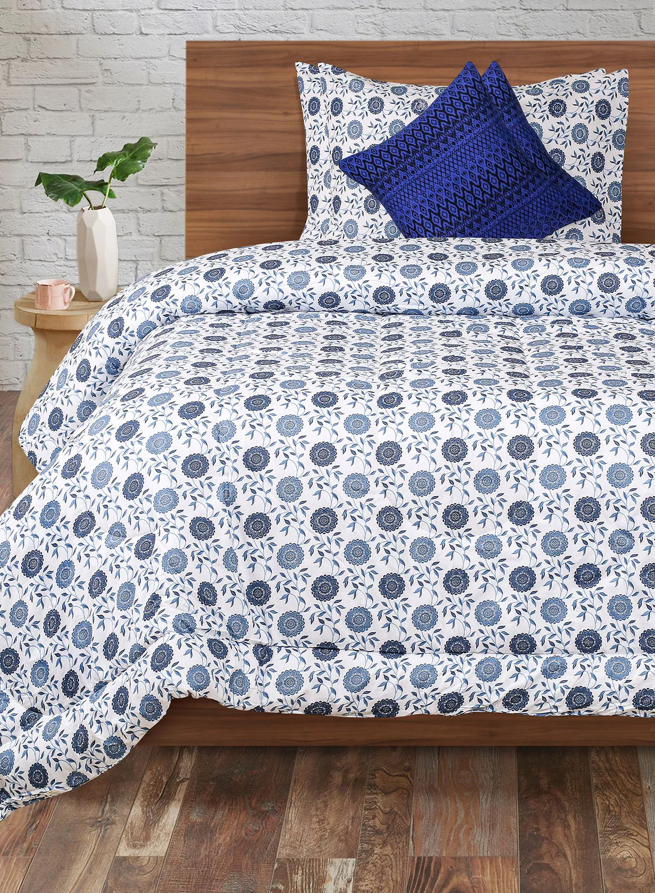 Amal Comforter Set King Size All Season Everyday Use Bedding Set 100% Cotton 5 Pieces 1 Comforter 2 Pillow Covers 2 Cushion Covers White/Blue