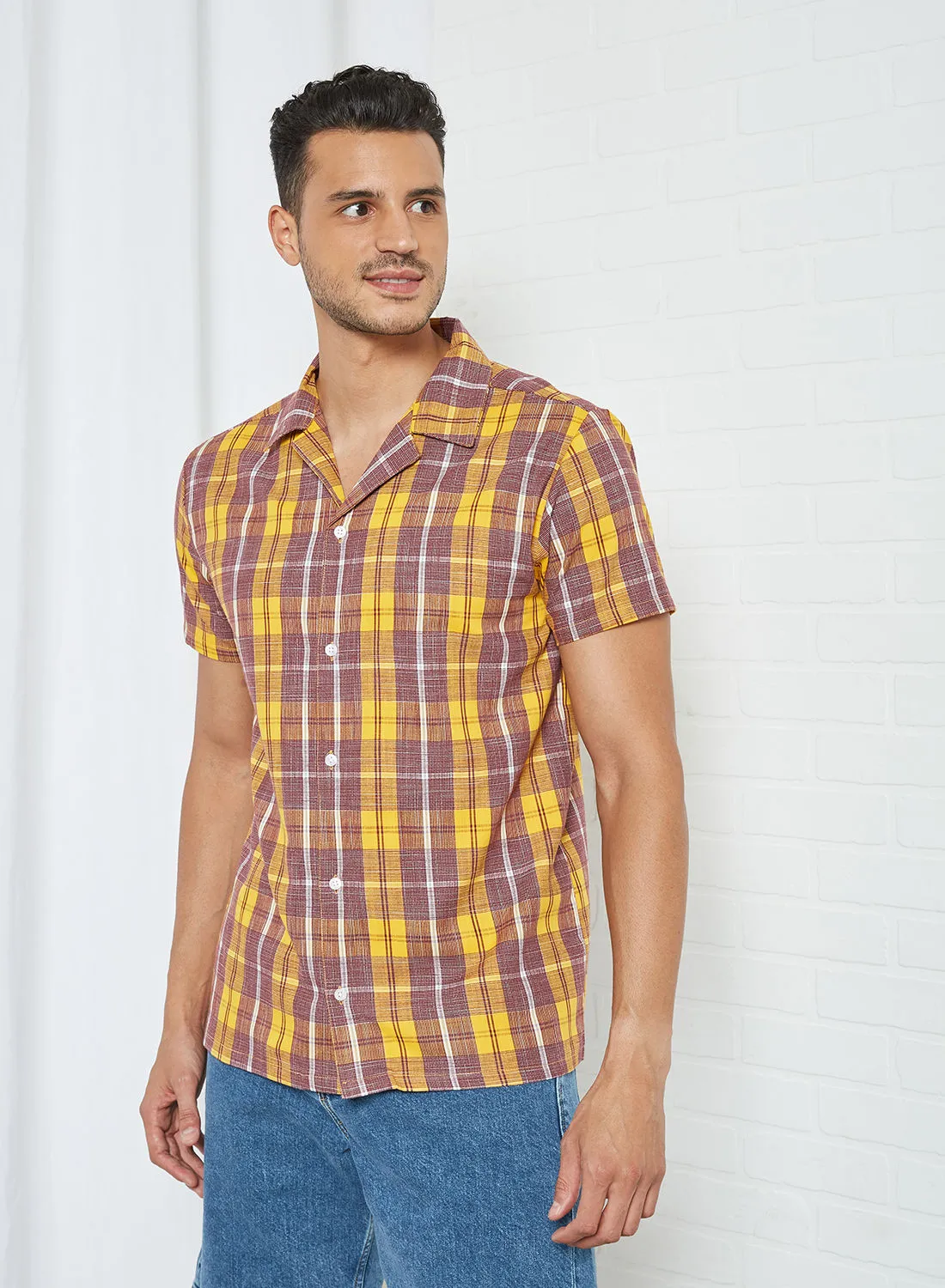 Sivvi x D'Atelier قميص مطبوع بأكمام قصيرة أصفر