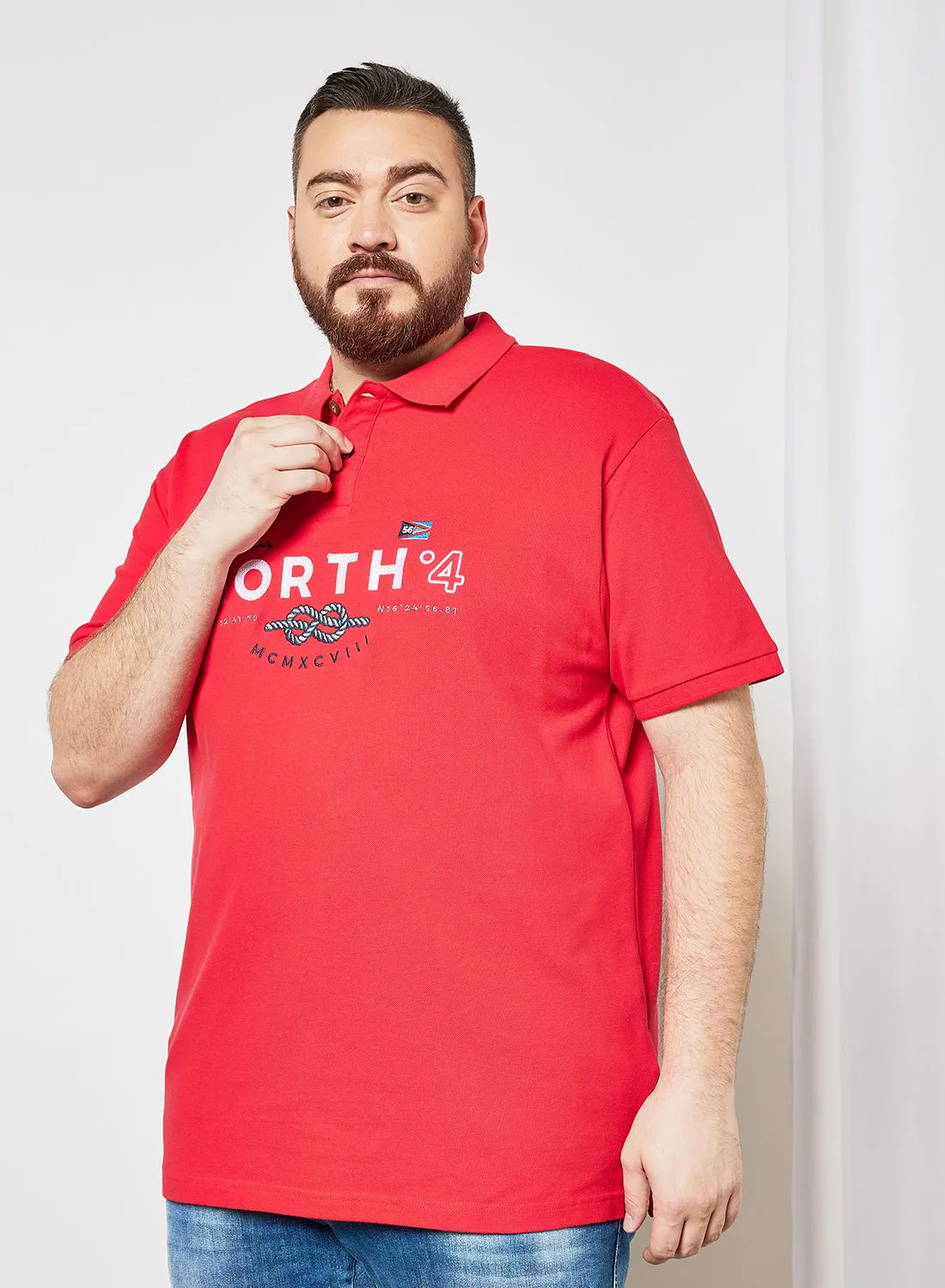 قميص بولو نورث 56 ° 4 مقاس كبير مطبوع عليه شعار مقاس كبير أحمر