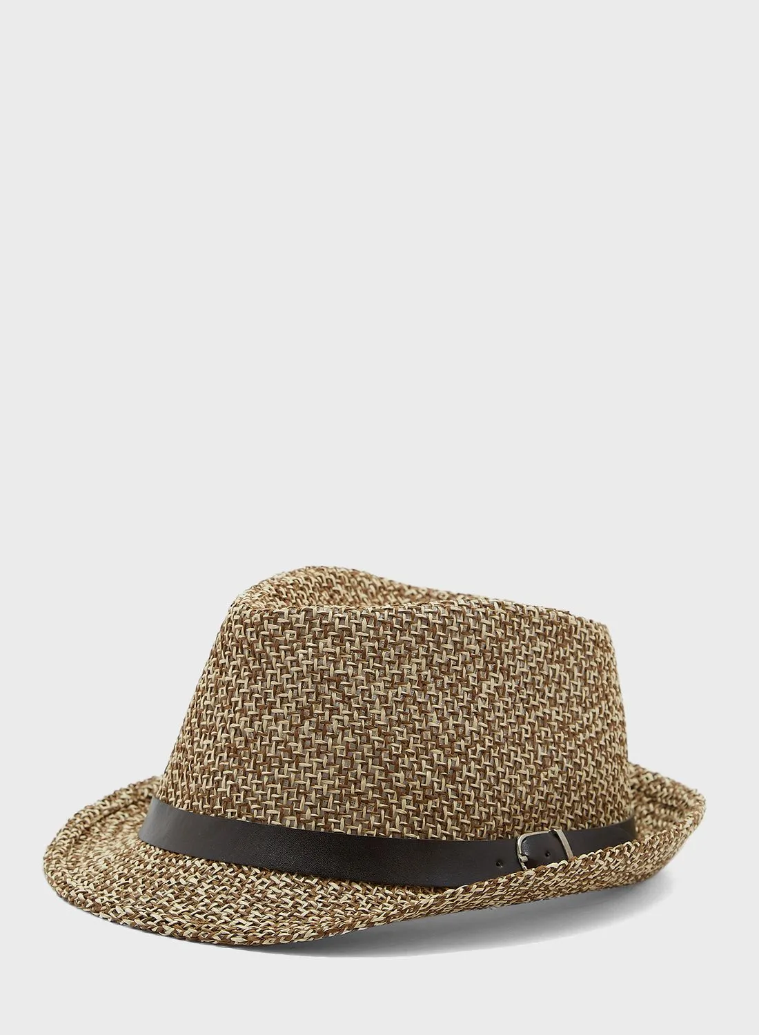 قبعة فيدورا مزينة بسوار من الخشب