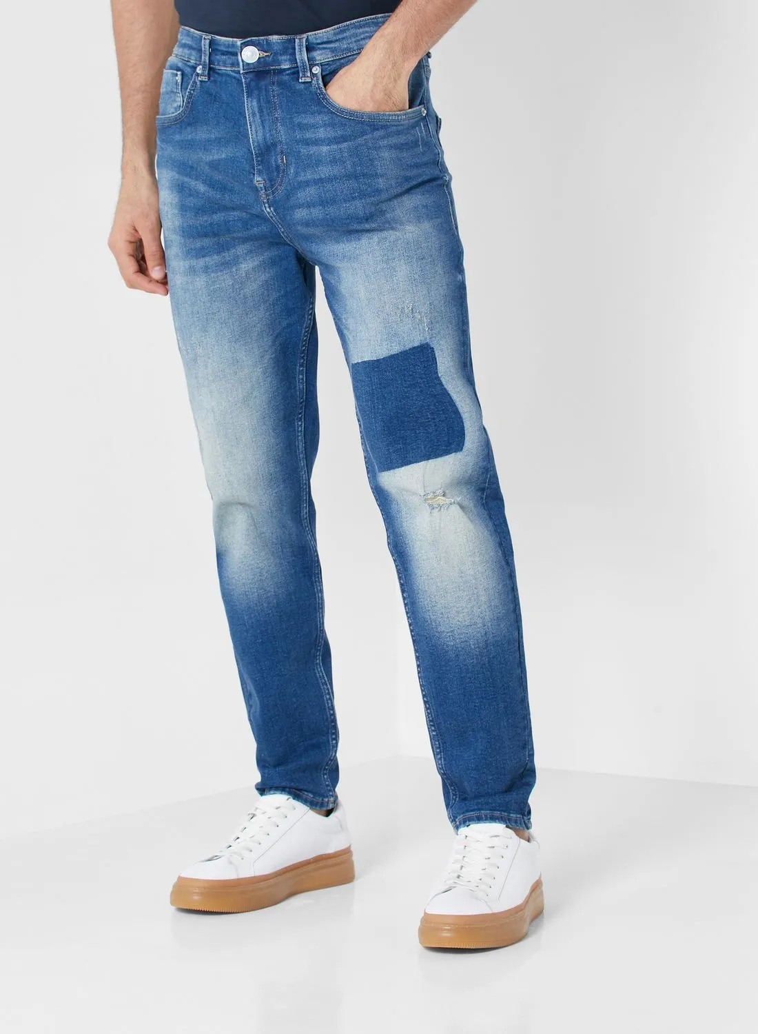 مظهر جديد - بنطال جينز مدبب متوسط ​​الغسل