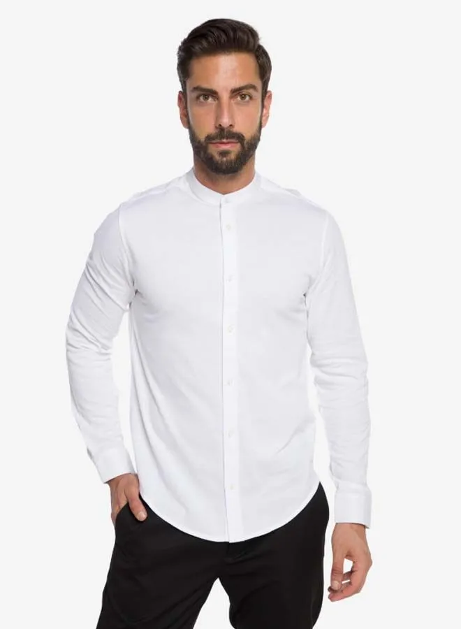 قميص R&B ذو تصميم سليم وأكمام طويلة باللون الأبيض