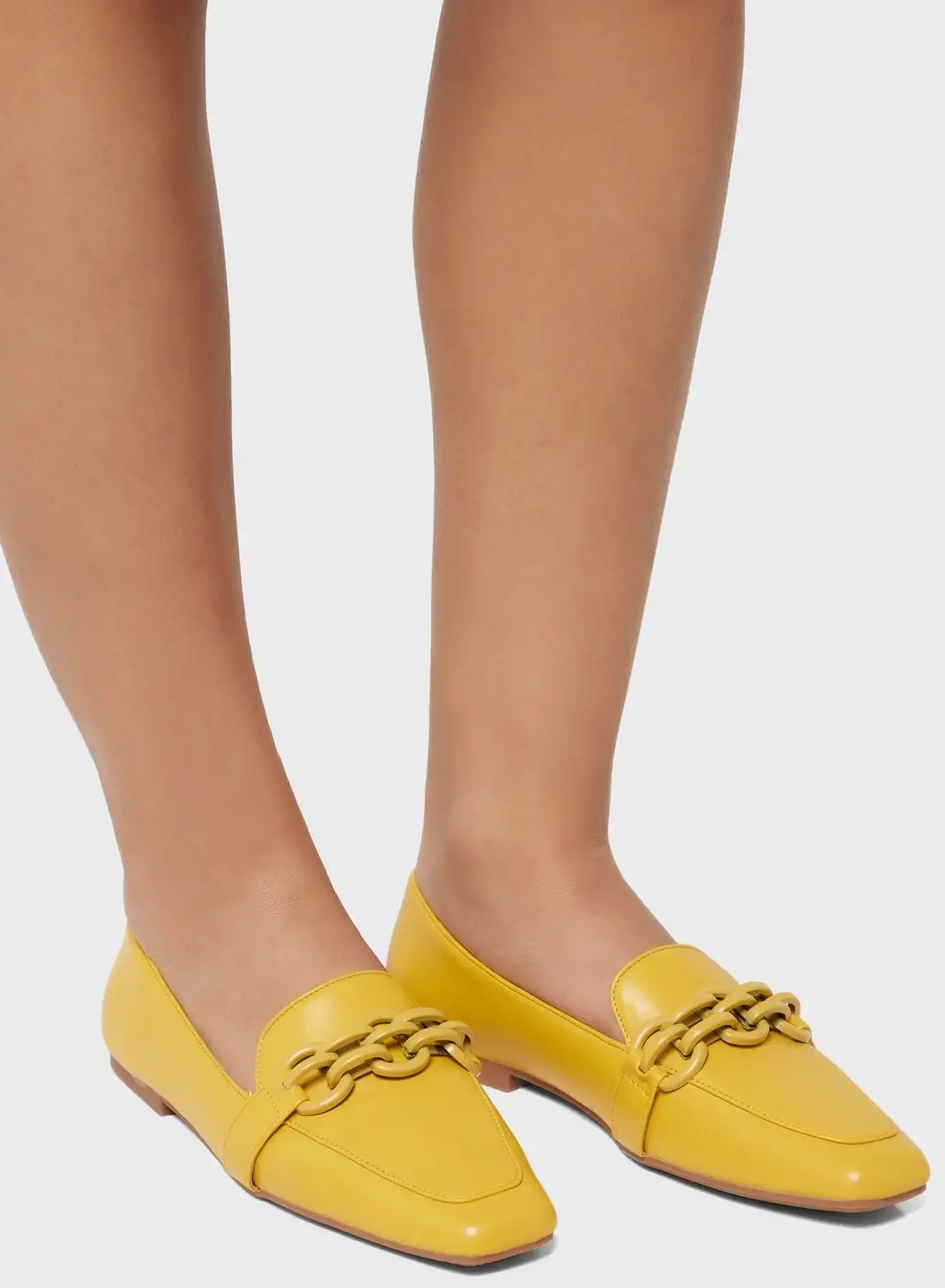 حذاء ELLA Tonal Chain ذو المقدمة المربعة باللون الأصفر