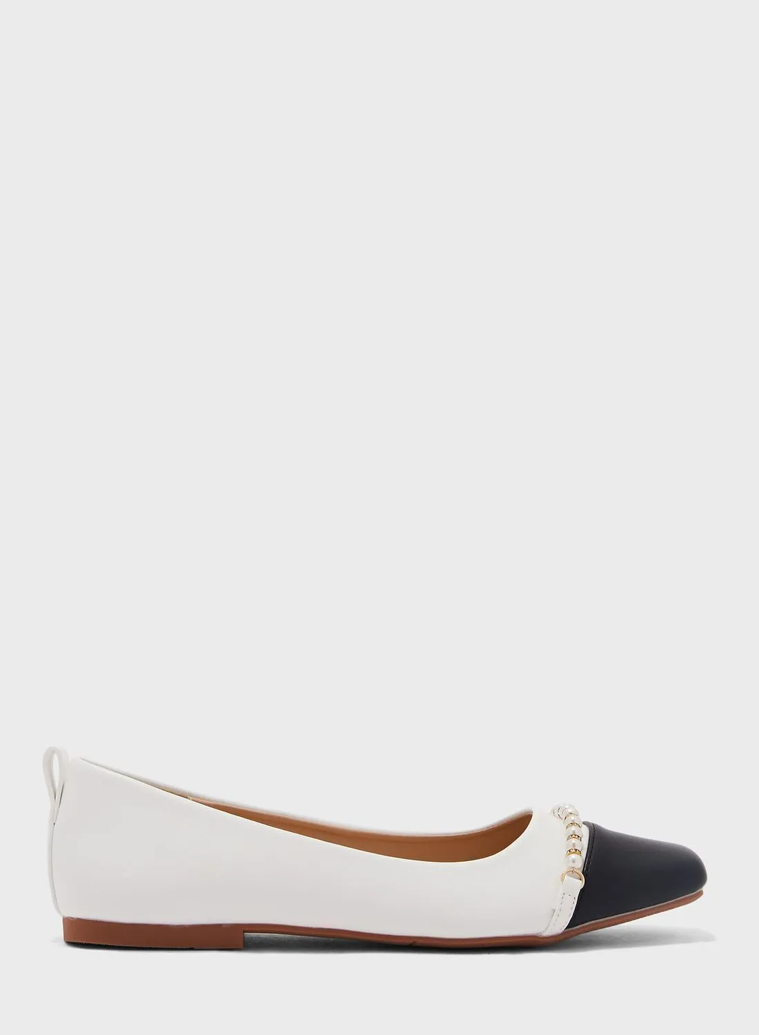حذاء إيلا بيرل تريم بمقدمة مربعة مسطح باللون الأبيض