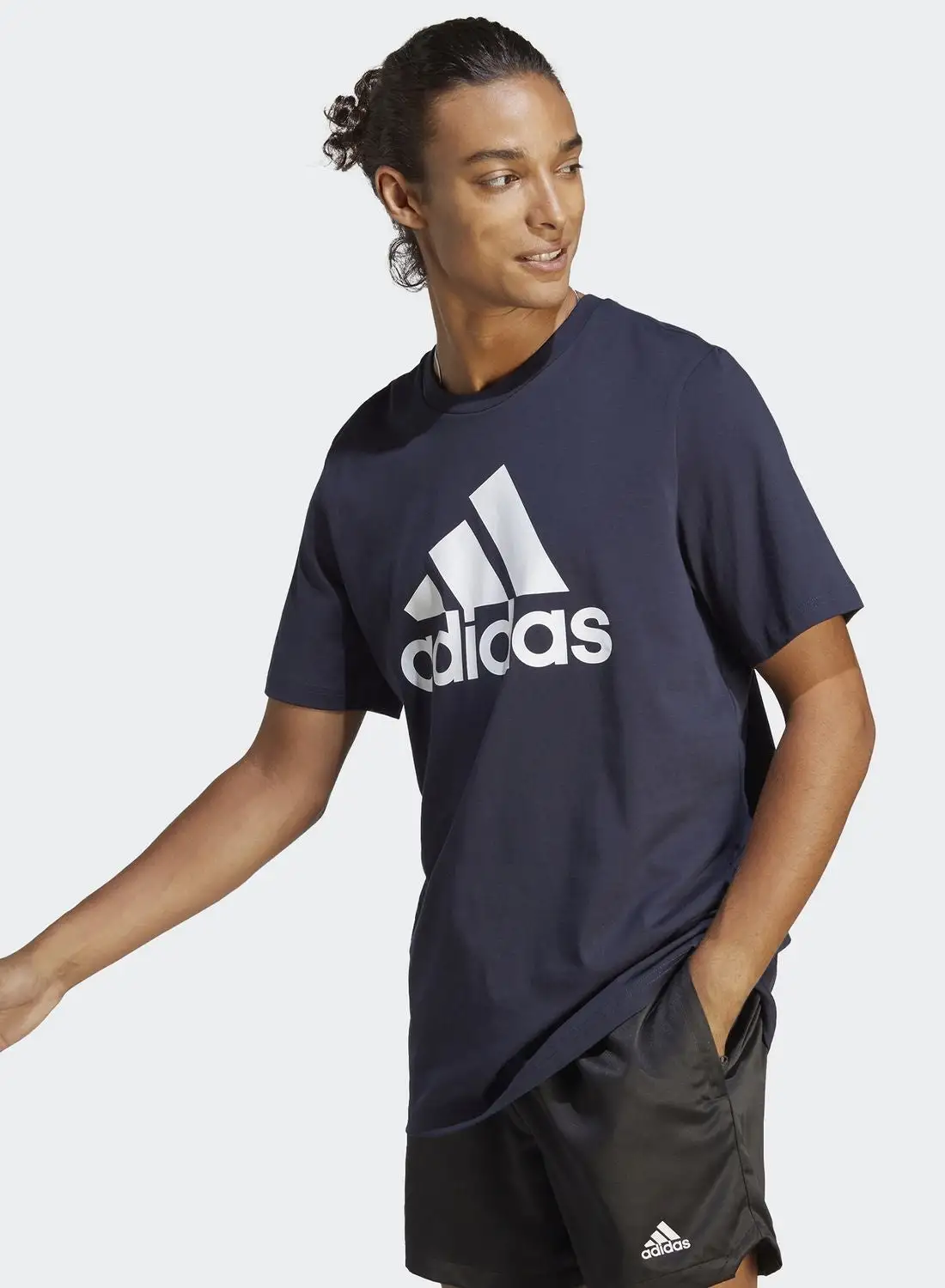 تي شيرت Adidas Single Jersey ذو الشعار الكبير