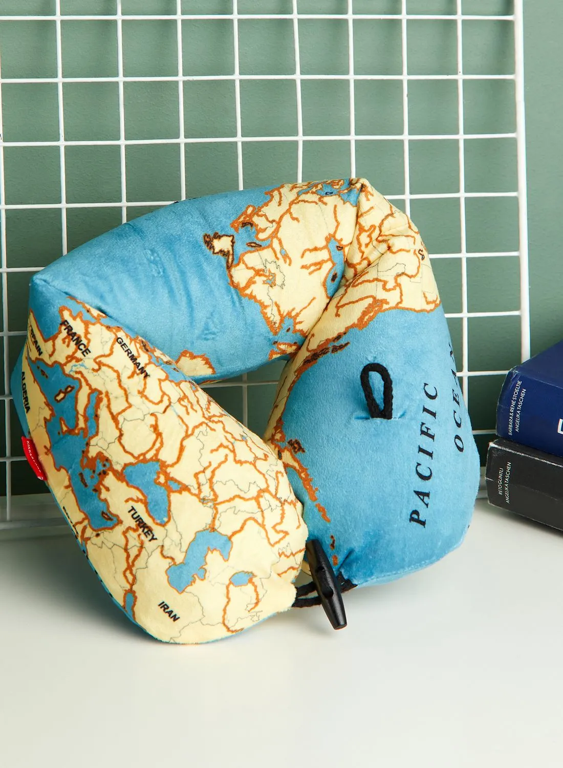 KIKKERLAND وسادة رقبة على شكل خريطة قابلة للنفخ