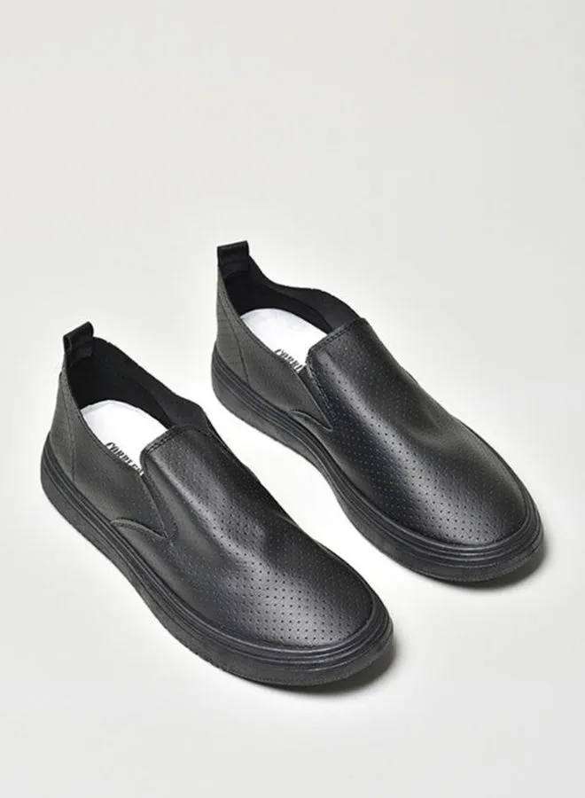 حذاء Cobblerz منقط مزين بتفاصيل خفيفة الوزن غير رسمي سهل الارتداء أسود