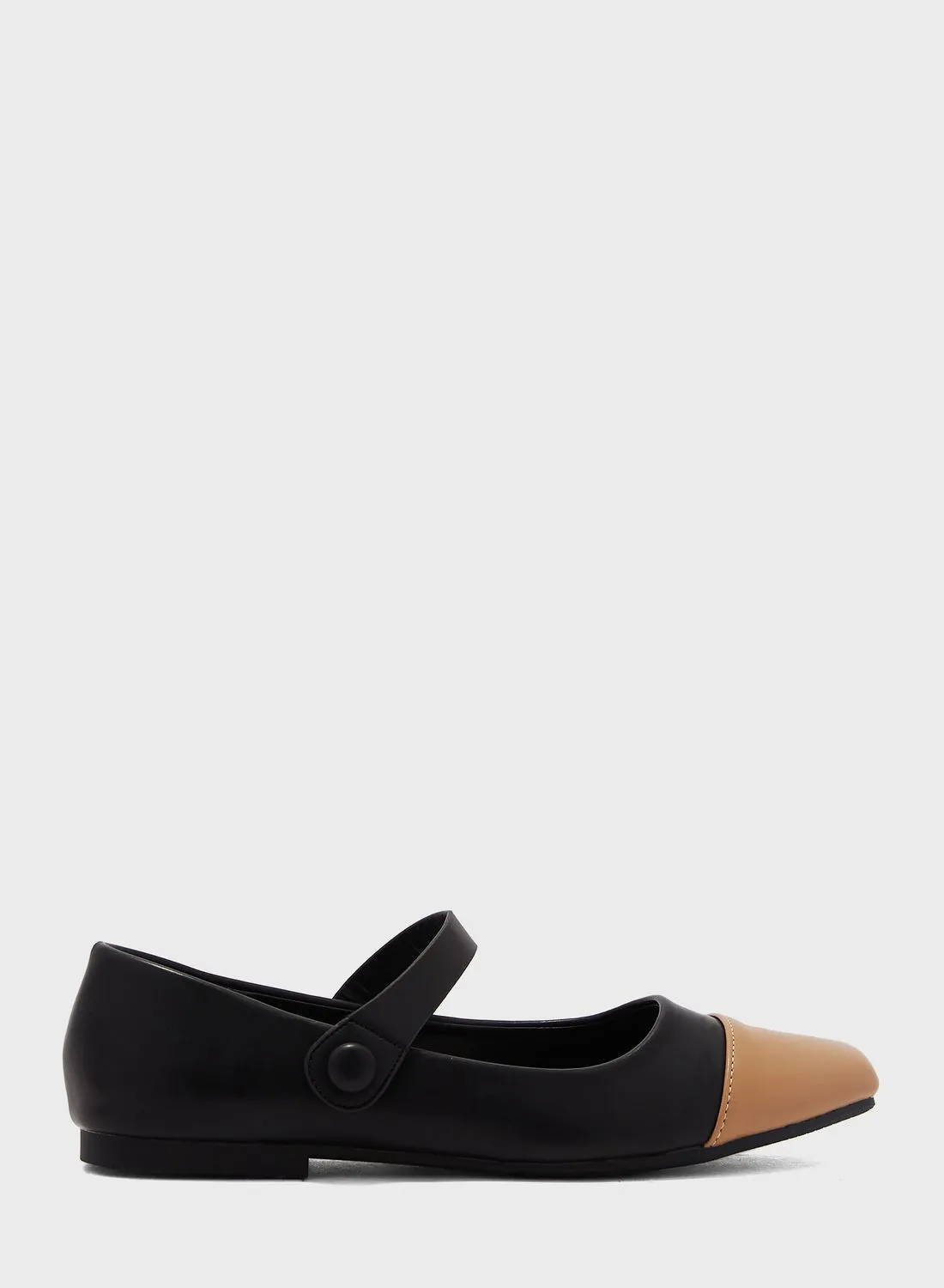 حذاء باليرينا مسطح بمقدمة مربعة وشريط للكاحل باللون الأسود