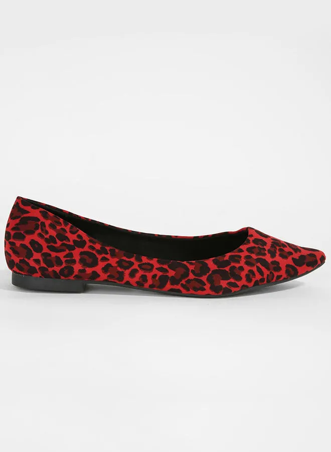نيو لوك حذاء باليرينا مدبب بطبعة جلد الفهد من نيو لوك بنمط أحمر