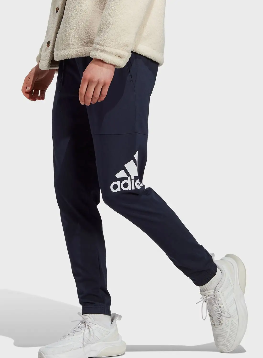 بنطال رياضي مرن مدبب بشعار Adidas Essential