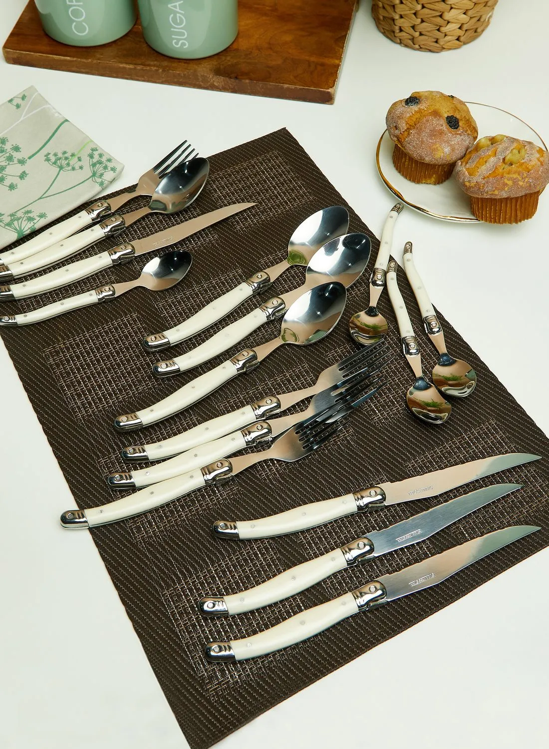 طقم أدوات مائدة كريم سويسري مكون من 16 قطعة