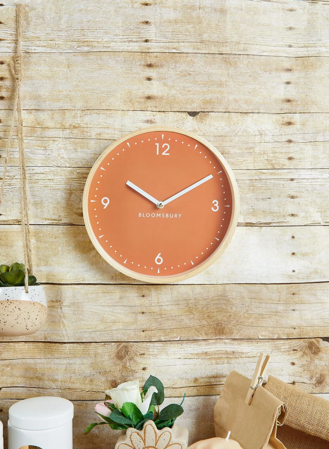 ساعة حائط خشب بريميير فيتوس برتقالية اللون