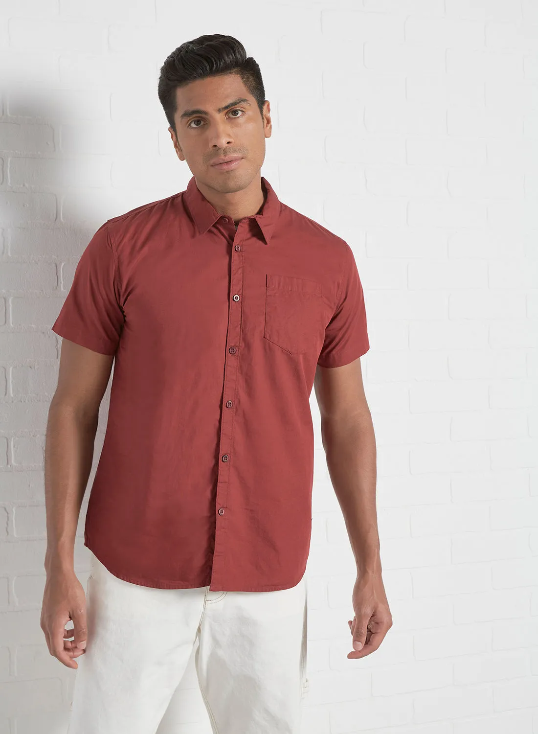 قميص أبوف رجالي أساسي قصير الأكمام أحمر