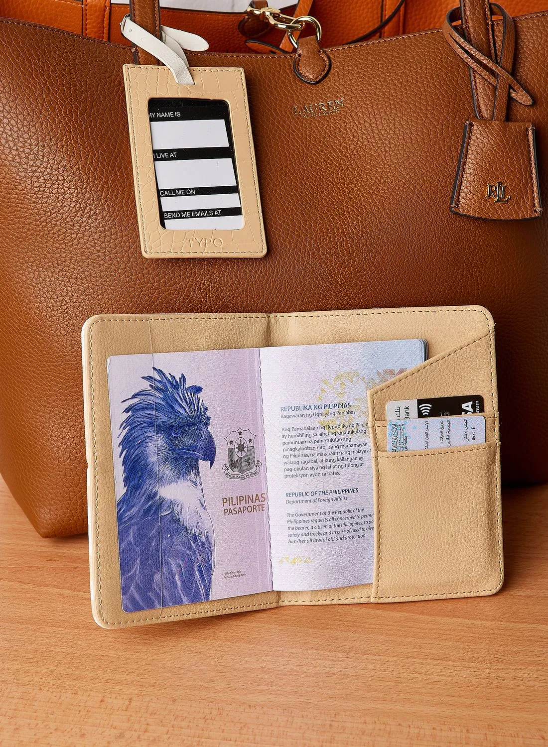 مجموعة حامل جواز السفر وبطاقة الأمتعة من Typo Off The Grid