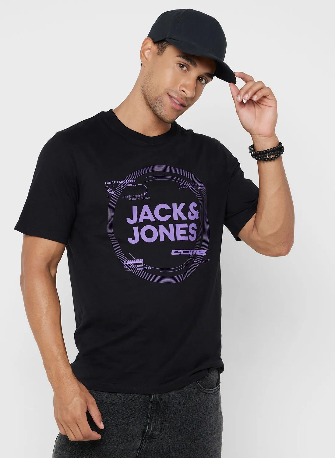 جاك آند جونز تي شيرت برقبة دائرية وطبعة شعار