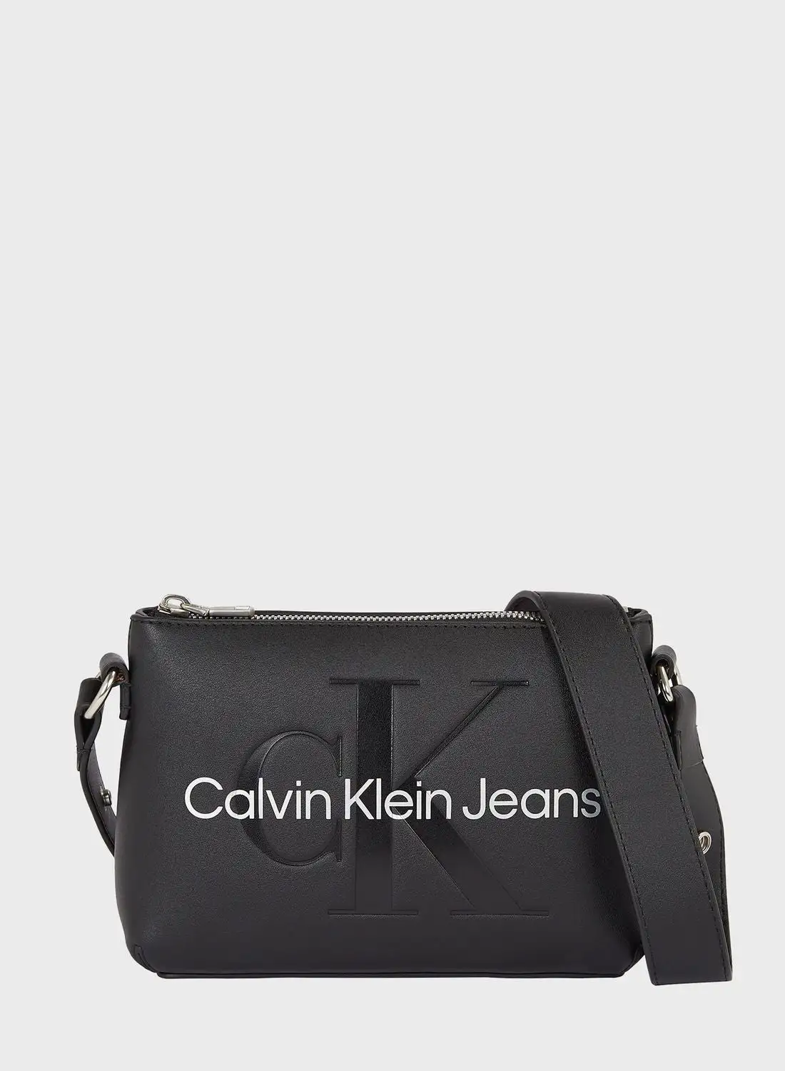 حقيبة كروس من كالفن كلاين جينز بتفاصيل حرف Monogram