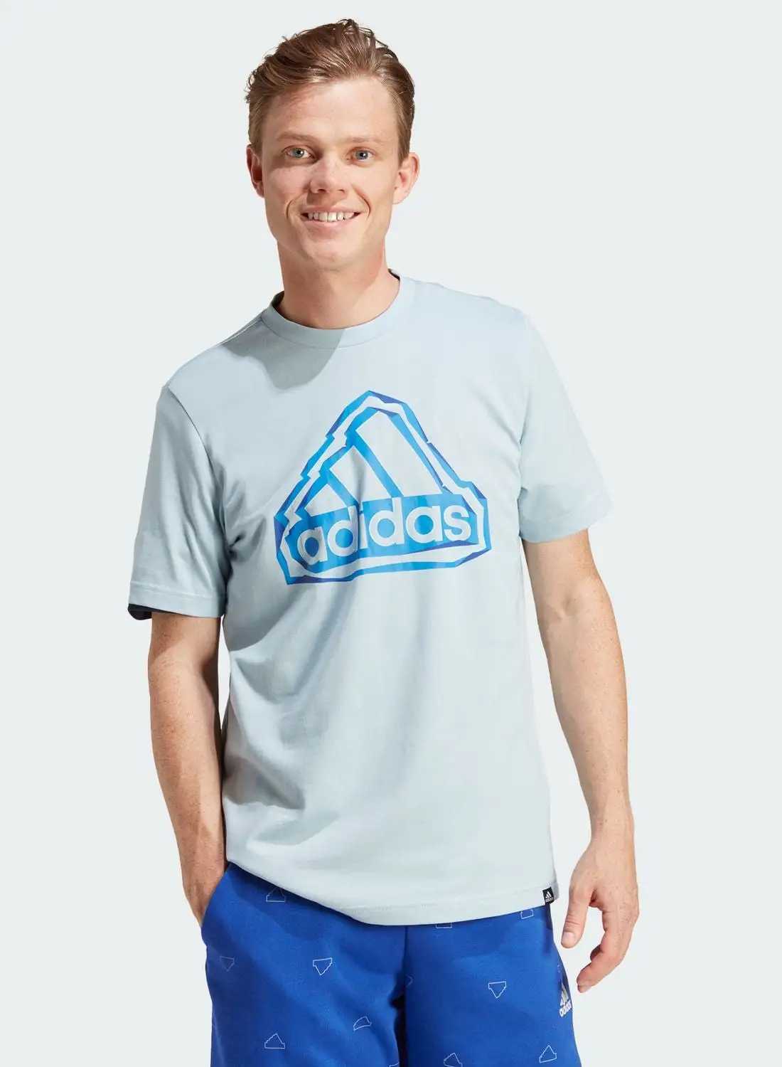 تي شيرت بشعار Adidas Essential Bos