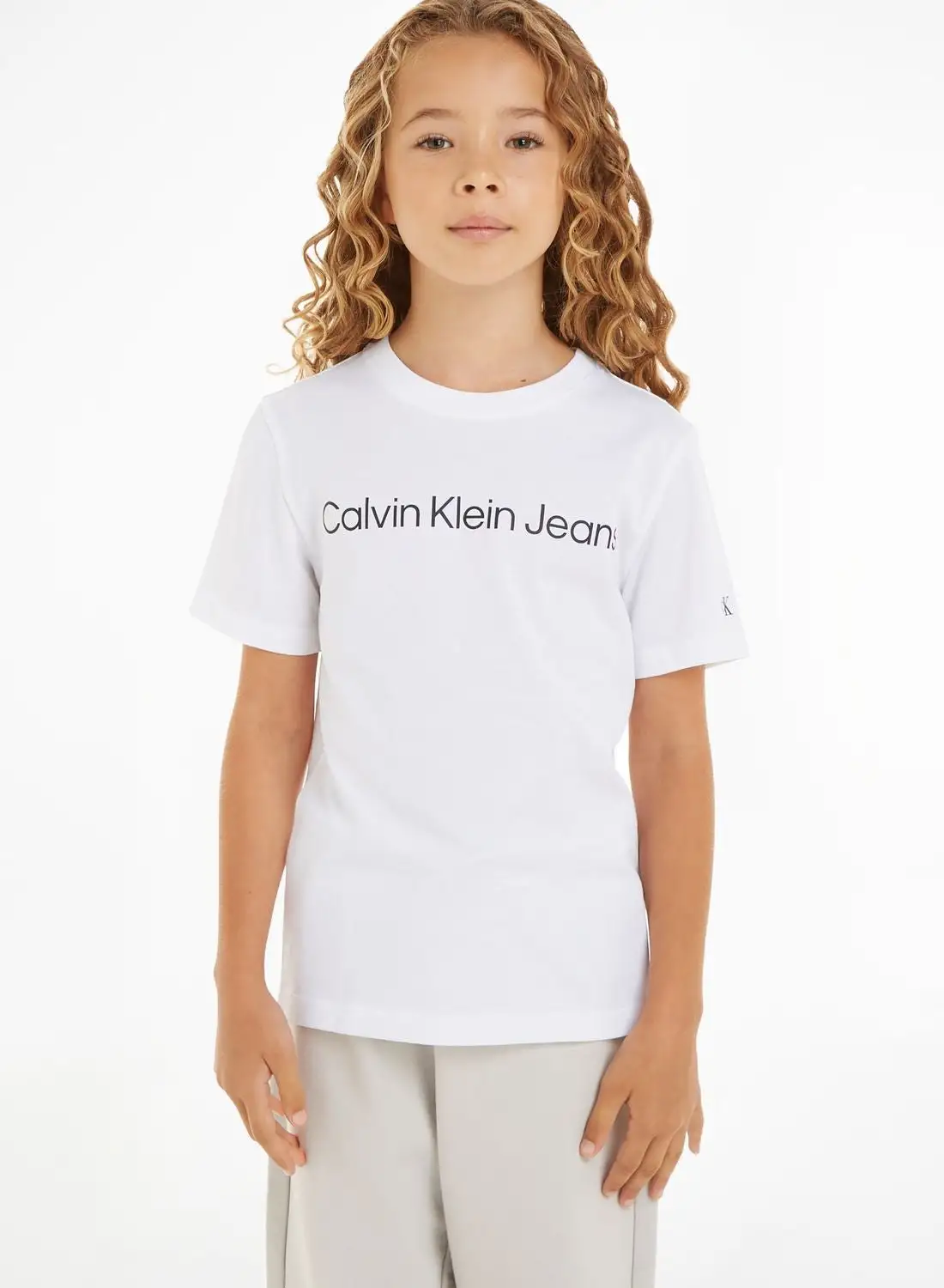 تي شيرت شعار كالفن كلاين جينز للأطفال