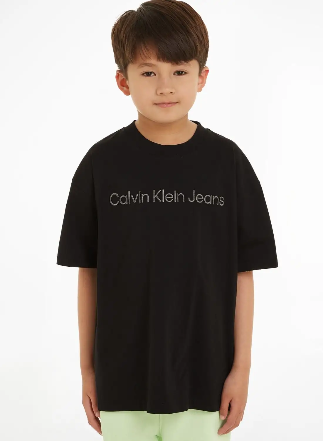 تي شيرت شعار كالفن كلاين جينز للأطفال