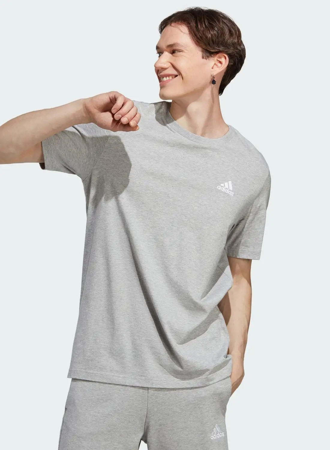 تي شيرت Adidas Single Jersey بشعار صغير