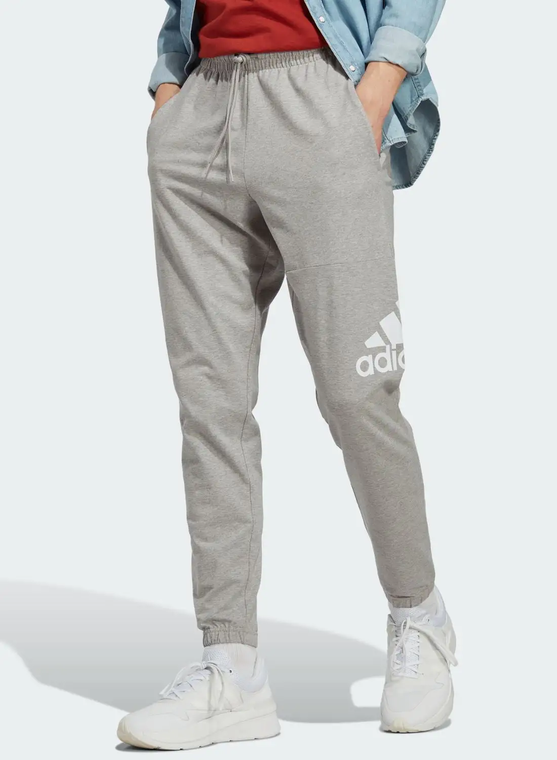 بنطال رياضي مرن مدبب بشعار Adidas Essential