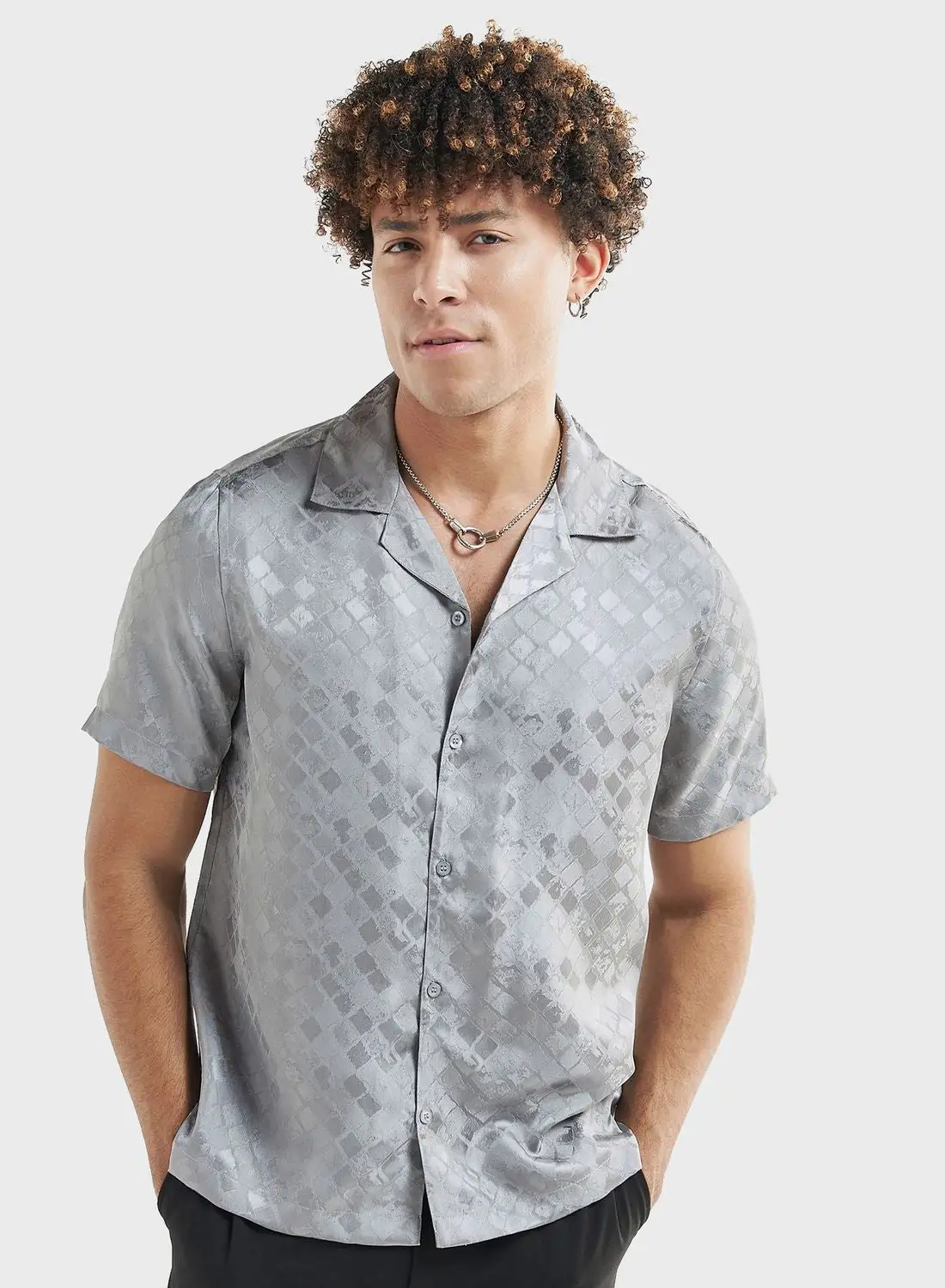 قميص TOPMAN ذو مقاس عادي مطبوع