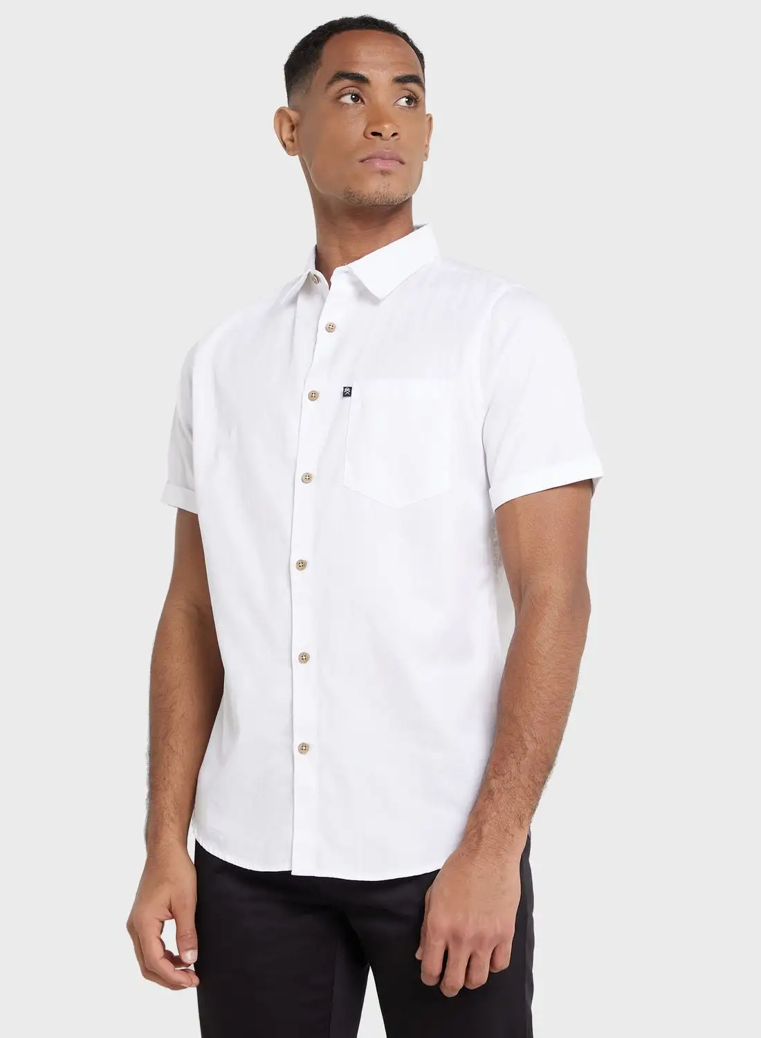قميص توماس سكوت توماس سكوت للرجال باللون الأبيض ذو قصة ضيقة كاجوال مستدام