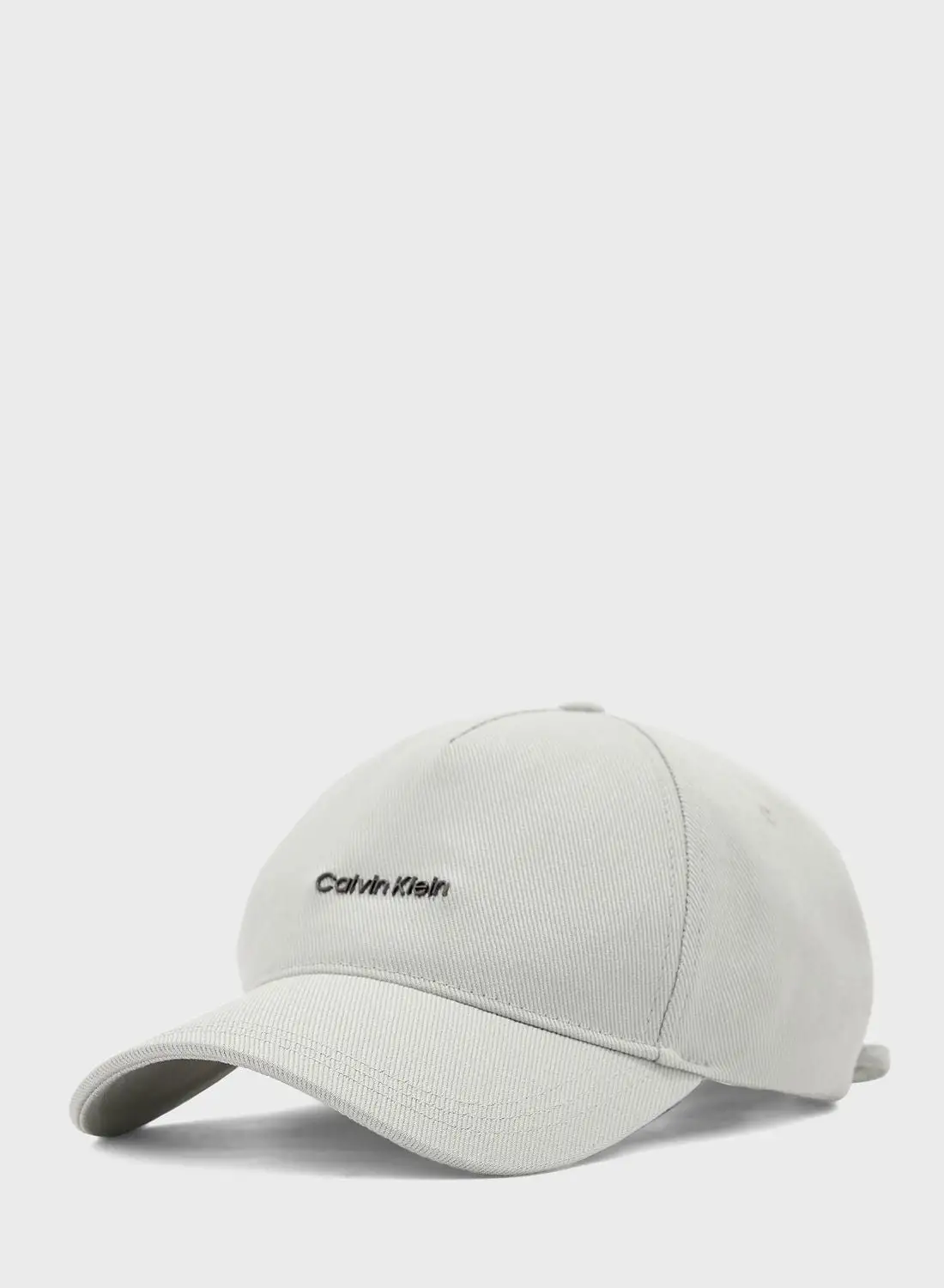 قبعة كالفن كلاين ذات حروف معدنية منحنية