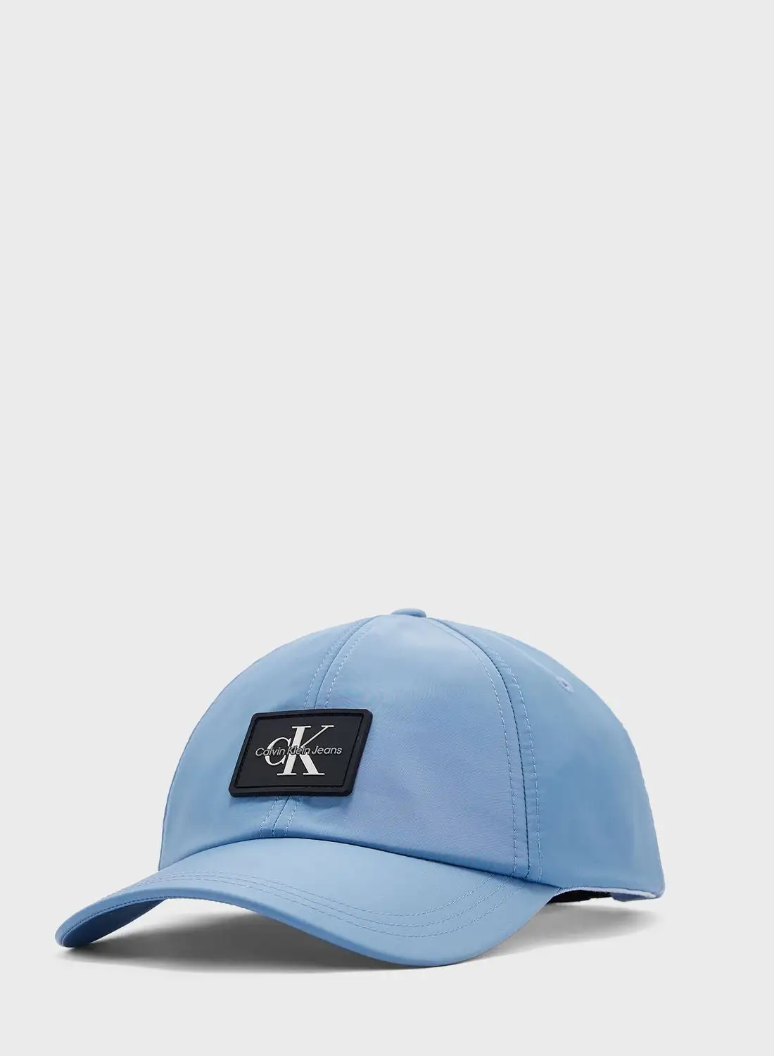 قبعة كالفن كلاين جينز ذات قمة منحنية بشعار