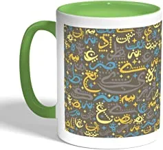 كوب قهوة مطبوع عليه حروف عربية لون اخضر