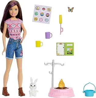 مجموعة لعب Barbie It Takes Two للتخييم مع دمية سكيبر (حوالي 10 بوصات) ، أرنب أليف ، حفرة النار ، ورقة لاصقة وإكسسوارات التخييم ، هدية للأطفال بعمر 3 إلى 7 سنوات