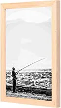لووا رجل يقف بالقرب من شاطئ البحر يحمل صنارة صيد لصيد الأسماك مع لوحة خشبية بإطار خشبي جاهز للتعليق للمنزل ، غرفة النوم ، غرفة المعيشة والمكتب ، ديكور المنزل مصنوع يدويًا ، لون خشبي 23 × 33 سم من LOWHA