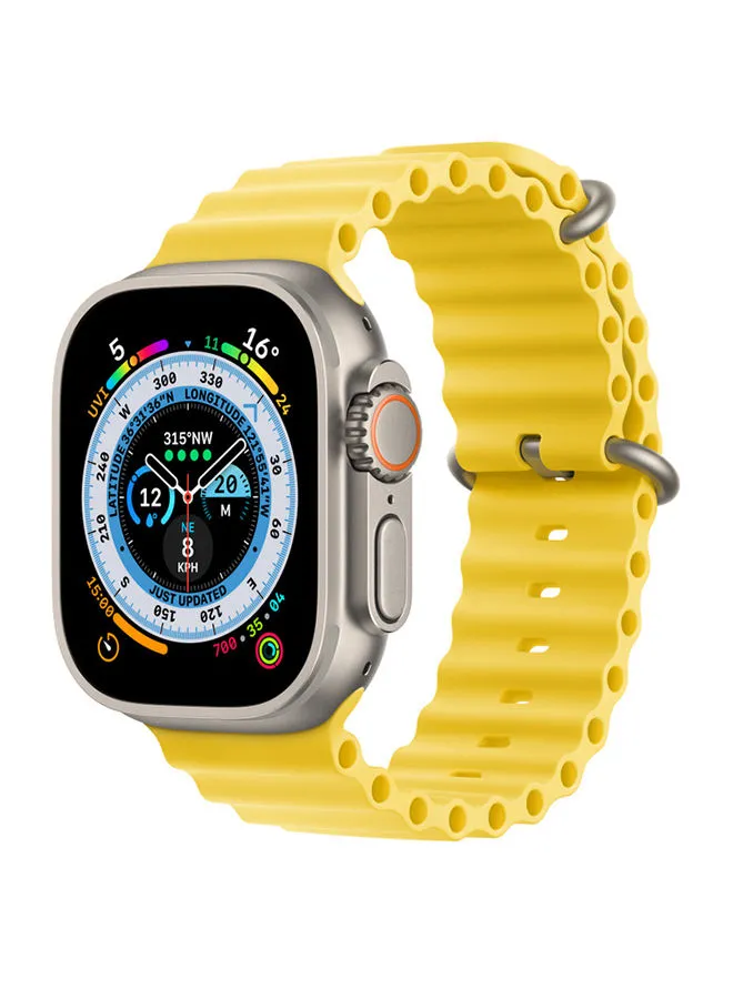 Apple Watch Ultra GPS + Cellular ، هيكل من التيتانيوم مقاس 49 ملم مع حزام محيط أصفر